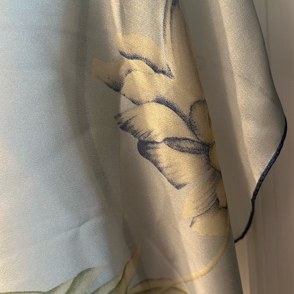 NWT Women’s Echo Blue & White Floral 100% Silk Hand Rolled Edges Scarf 42” - Picture 3 of 7